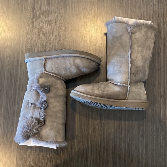 Child UGG Bailey Button Triplet Boot, Size 4 kids - Picture 4 of 7